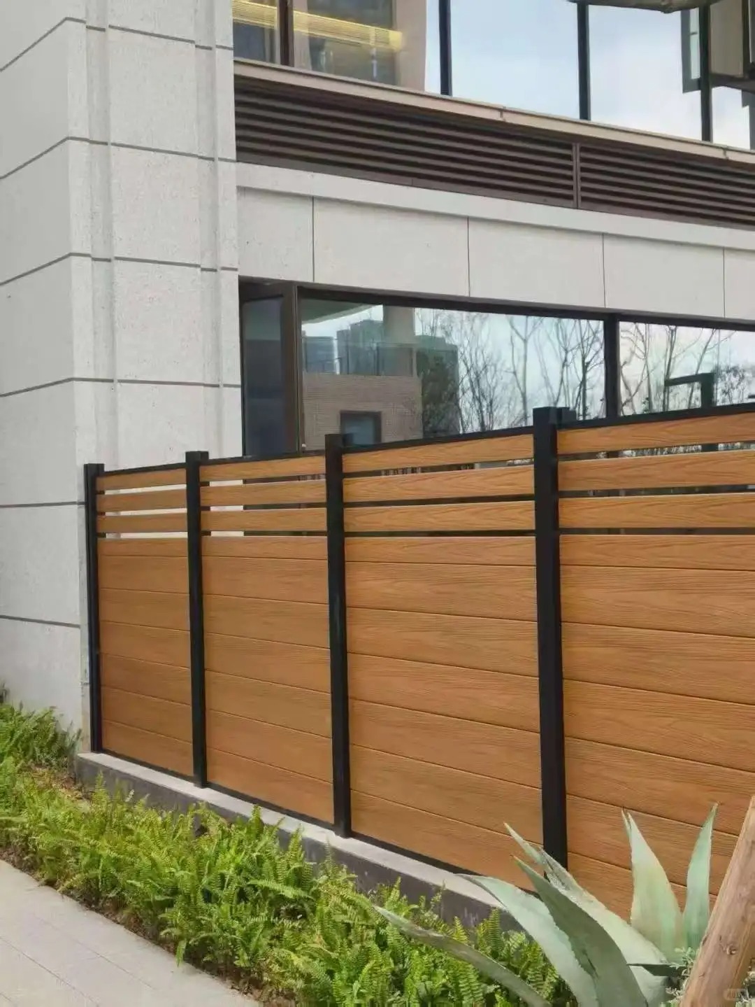Komposit vs aluminium vs vinyl hegn: Hvilken er bedst for dig?